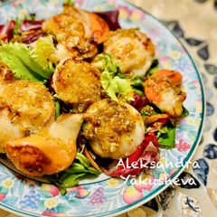 A picture of Salad with sea scallops.