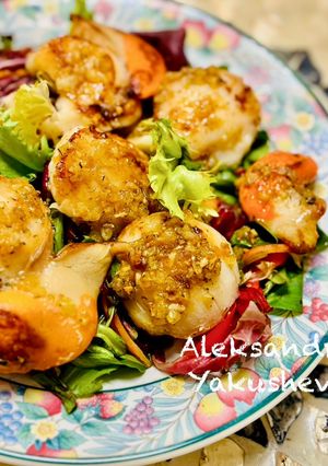 A picture of Salad with sea scallops.