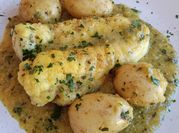 Una foto de rape en salsa verde