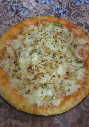 A picture of Pizza cheese with egg.