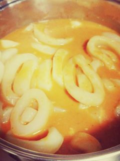 Una foto de Anillas de calamar en salsa rápida y fácil
