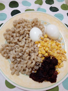 A picture of Macaroni with pepper sauce with sweetcorn and boiled egg.