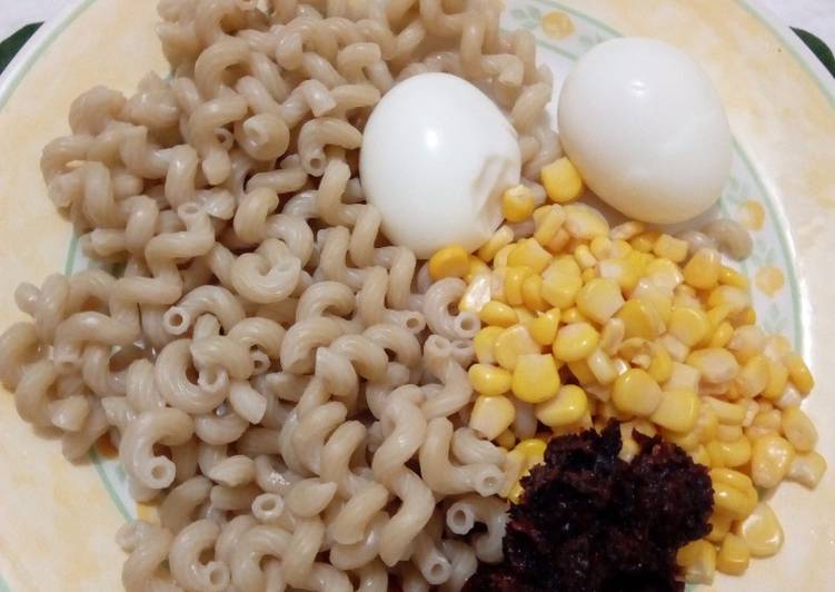 Macaroni with pepper sauce with sweetcorn and boiled egg