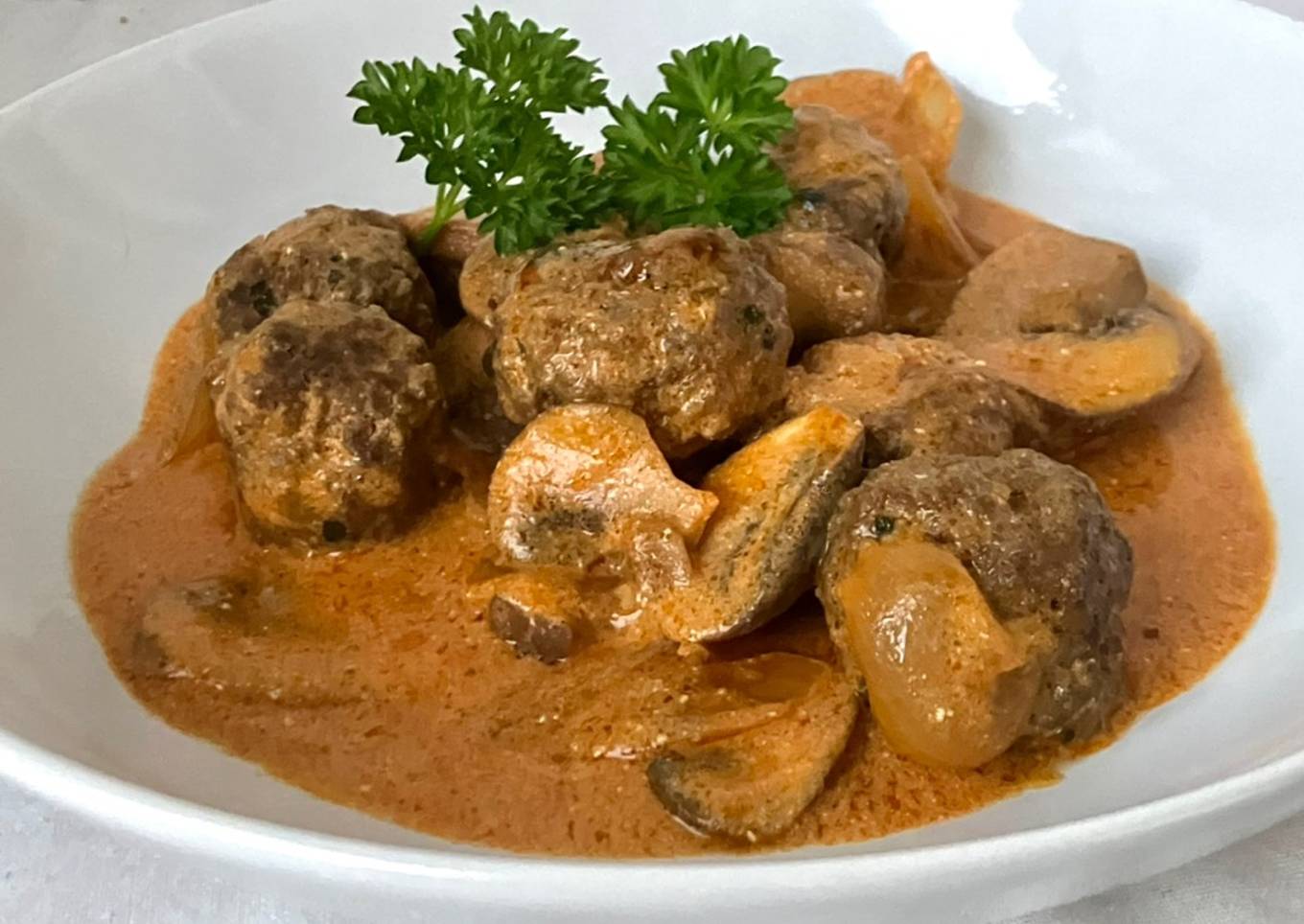 Döneralbóndigas en salsa Strogonoff