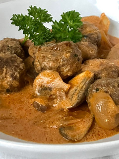 Una foto de Döneralbóndigas en salsa Strogonoff
