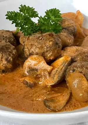 Una foto de Döneralbóndigas en salsa Strogonoff