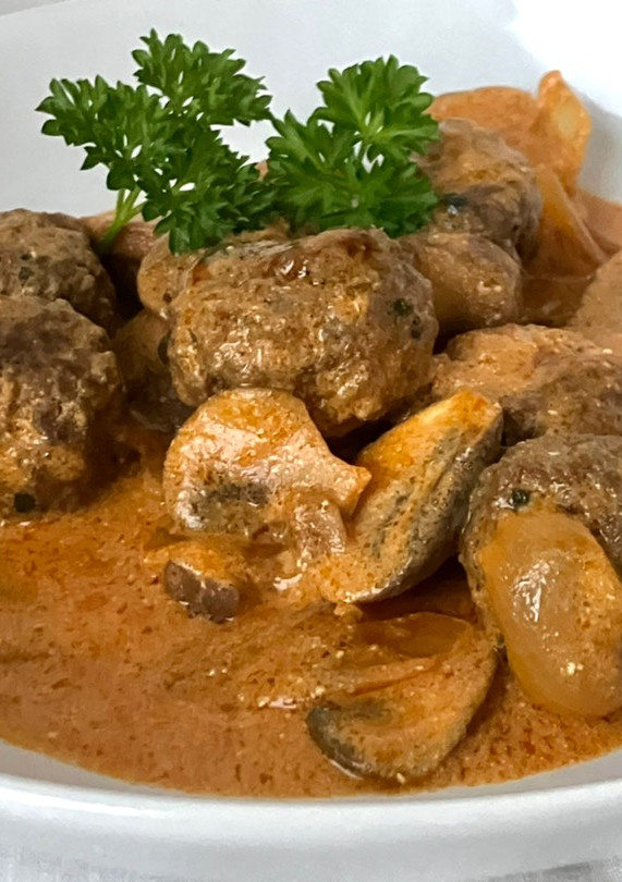 Una foto de Döneralbóndigas en salsa Strogonoff