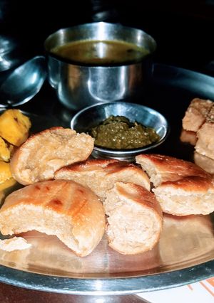दाल बाटी (Dal baati recipe in Hindi) रेसिपी मुख्य फोटो