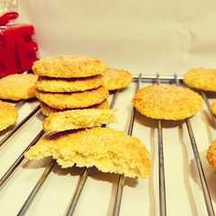O poză a rețetei Biscuiți cu cocos din doar 4 ingrediente.