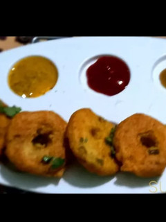 उड़द दाल बडा (urad dal vada recipe in Hindi) रेसिपी मुख्य फोटो