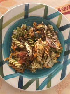 Una foto de Ensalada de pasta con Tofu, semillas y verduritas