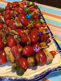 Une photo de Minis brochettes moules, tomates cerises et poivrons grillés