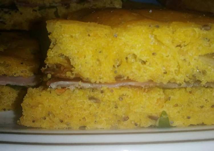 Focaccia con la zucca e semi di panificazione con lievito madre