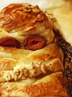 Una foto de "The Mummy". Hojaldre relleno de queso fresco y fresas con miel