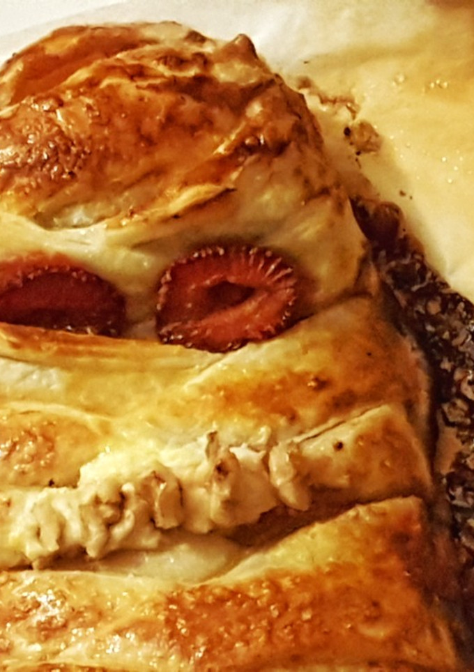 Una foto de "The Mummy". Hojaldre relleno de queso fresco y fresas con miel