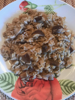 Una foto de Arroz frito con shiitake y jengibre