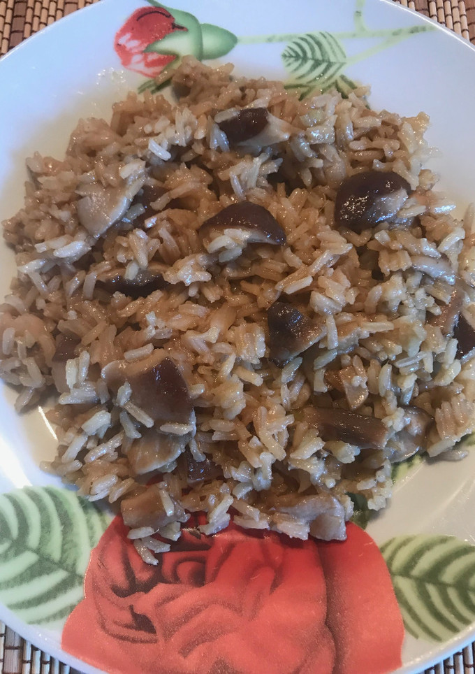 Una foto de Arroz frito con shiitake y jengibre