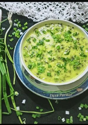 गुजराती स्टाइल हरे प्याज़ की कढ़ी रेसिपी मुख्य फोटो