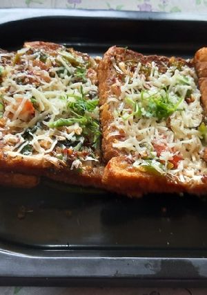 A picture of Garlic Brown Bread mix vegetables cheese mini bread pizza.