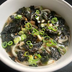 A picture of Wakame & Nori Udon Soup.