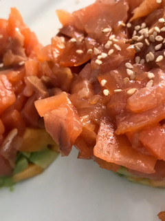 Una foto de Tartar de salmón ahumado