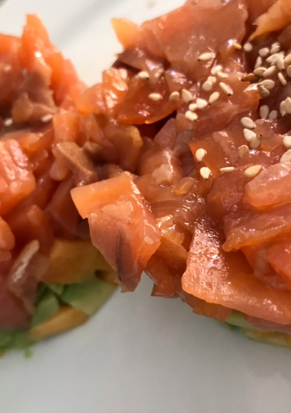 Una foto de Tartar de salmón ahumado