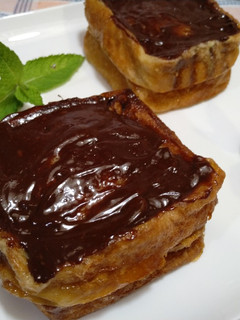 Una foto de Torrijas de horchata, crema pastelera de café y ganache de chocolate