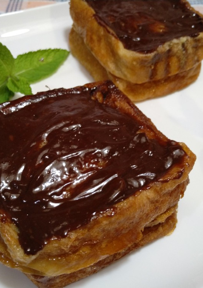 Una foto de Torrijas de horchata, crema pastelera de café y ganache de chocolate