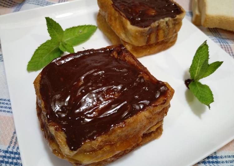 Torrijas de horchata, crema pastelera de café y ganache de chocolate