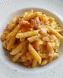 Macarrones a la carbonara de gambas langostineras