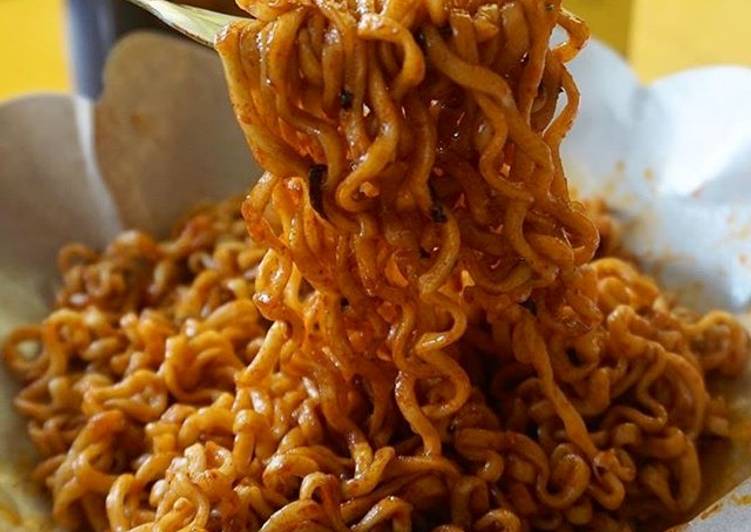 Bagaimana Menyiapkan Mie goreng pedas yang Enak