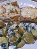 Milanesa de merluza al roquefort con papines y espinacas