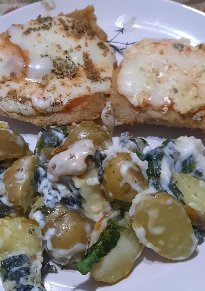Una foto de Milanesa de merluza al roquefort con papines y espinacas