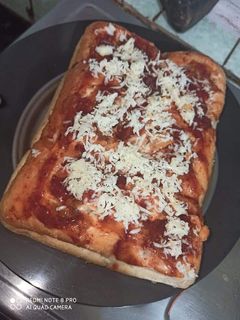 लेफ्ट ओवर का मेक ओवर /पाव पिज़्ज़ा (leftover ka make over pav pizza recipe in hindi) रेसिपी मुख्य फोटो