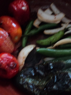 Una foto de Salsa de chile asado en cazuela para carne asada a la Mexicana
