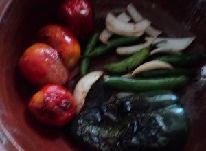 Una foto de Salsa de chile asado en cazuela para carne asada a la Mexicana