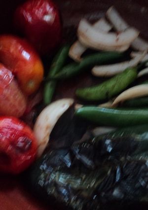 Una foto de Salsa de chile asado en cazuela para carne asada a la Mexicana