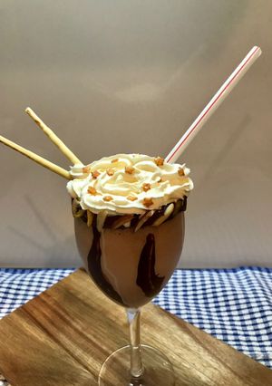 थीक चॉकलेट मिल्क शेक(thick chocolate milk shake recipe in hindi) रेसिपी मुख्य फोटो
