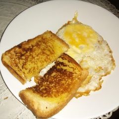 A picture of Crunchy egg bread.