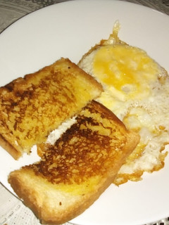 A picture of Crunchy egg bread.