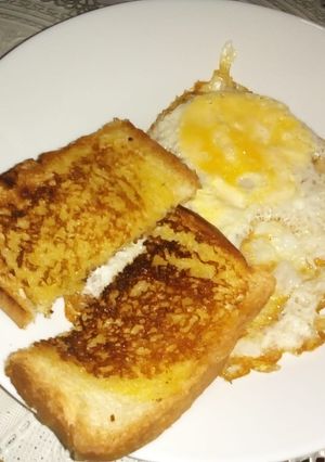 A picture of Crunchy egg bread.