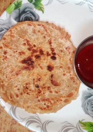 आलू का पराठा (aloo ka paratha recipe in Hindi) रेसिपी मुख्य फोटो