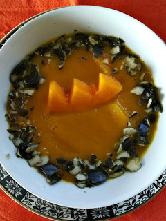 Una foto de Crema de calabaza con mango