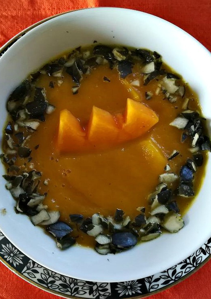 Una foto de Crema de calabaza con mango