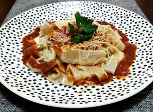Una foto de Pappardelles con salsa Especial de curry y tomate
