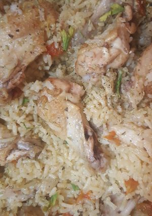 Una foto de Arroz con alitas de pollo