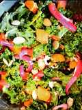 Ensalada templada de kale con zanahoria y cebolla asadas