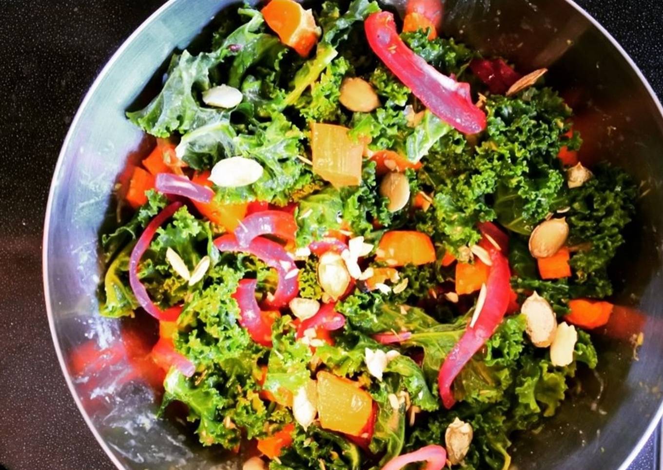 Ensalada templada de kale con zanahoria y cebolla asadas