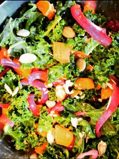Una foto de Ensalada templada de kale con zanahoria y cebolla asadas