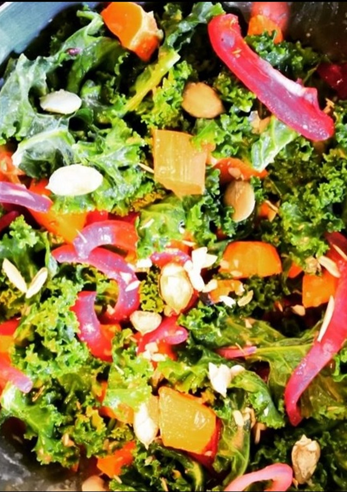 Una foto de Ensalada templada de kale con zanahoria y cebolla asadas
